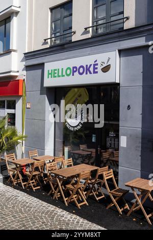 AALST, BELGIQUE, 4 OCTOBRE 2024 : vue extérieure du fast-food de Poke Hello Poke en Flandre. Poke est un plat hawaïen qui a grandi énormément en p Banque D'Images