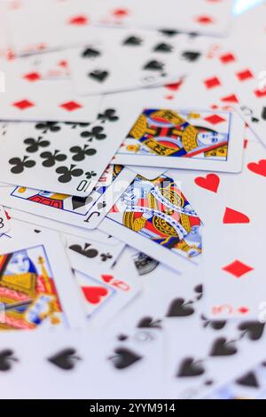 Une pile de cartes à jouer avec une dame et un roi sur le dessus. Les cartes sont dispersées sur toute la table Banque D'Images