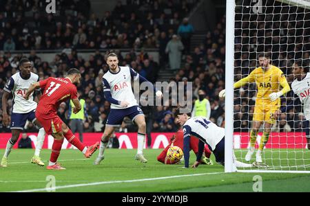 Londres, Royaume-Uni. 22 décembre 2024. Mohamed Salah de Liverpool marque pour faire 4-1 lors du match de premier League au Tottenham Hotspur Stadium, à Londres. Le crédit photo devrait se lire : Paul Terry/Sportimage crédit : Sportimage Ltd/Alamy Live News Banque D'Images