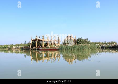 Une maison de roseaux traditionnelle dans les marais d'irak près de Chibayish, Chabaish, Nasiriya Banque D'Images