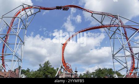 Les gens s'amusent sur le haut élément aérien des montagnes russes de catapulte extrême 'Sky Scream' du fabricant 'Premiere rides' dans l'amuseme Banque D'Images