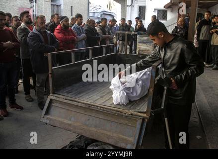 22 décembre 2024, ville de Gaza, bande de Gaza, Palestine : les Palestiniens pleurent leurs proches qui ont perdu la vie en transportant des corps à l’hôpital baptiste Al-Ahli après le bombardement de la maison de la famille Abu Warda à Jabalia, Nord de la bande de Gaza. (Crédit image : © Mahmoud Issa/Quds Net News via ZUMA Press Wire) USAGE ÉDITORIAL SEULEMENT! Non destiné à UN USAGE commercial ! Banque D'Images