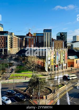 Vue aérienne de Leeds Playhouse, anciennement connu sous le nom de West Yorkshire Playhouse, façade colorée de bâtiment de théâtre et centre-ville environnant Banque D'Images
