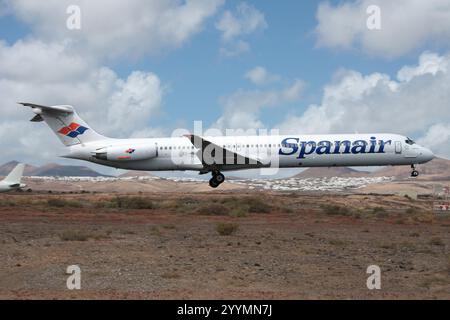 Spanair McDonnell Douglas MD-83 EC-HNC arrivée à l'aéroport de Lanzarote Arrecife dans les îles Canaries Banque D'Images