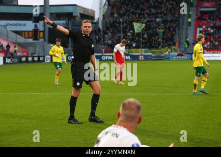 Utrecht, pays-Bas. 22 décembre 2024. UTRECHT, PAYS-BAS - 22 DÉCEMBRE : arbitre Alex Bos lors du match néerlandais Eredivisie entre le FC Utrecht et Fortuna Sittard au Stadion de Galgenwaard le 22 décembre 2024 à Utrecht, pays-Bas. (Photo de Ben Gal/Orange Pictures) crédit : Orange pics BV/Alamy Live News Banque D'Images