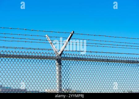 Clôture à maillons avec fil barbelé sur un support en Y Banque D'Images