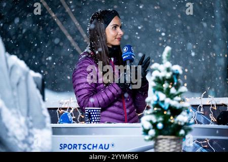 Lea Wagner (ARD Sportschau TV Moderatorin), sui, FIS Viessmsann Skisprung Weltcup Engelberg Groß-Titlis-Schanze, Wettkampf Einzelspringen Herren, saison 2024/2025, 22.12.2024 Foto : Eibner-Pressefoto/Michael Memmler Banque D'Images