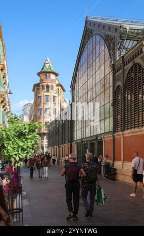 Vue de l'entrée du Mercado Central dans la Calle Sagasta avec l'Edificio Sagasta en arrière-plan, Malaga, Andalousie, Espagne, Europe Banque D'Images