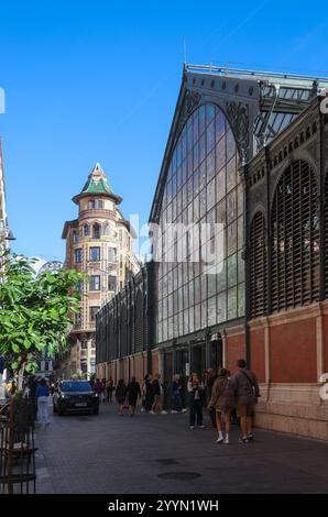 Vue de l'entrée du Mercado Central dans la Calle Sagasta avec l'Edificio Sagasta en arrière-plan, Malaga, Andalousie, Espagne, Europe Banque D'Images