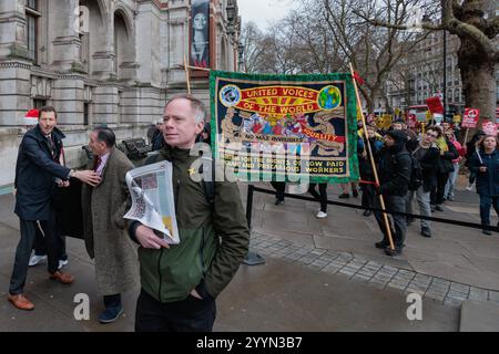 Londres, Royaume-Uni. 21 décembre 2024. Des gardes de sécurité en grève du Musée des Sciences, du Musée d'histoire naturelle et du Musée Victoria et Albert représentés par le syndicat United Voices of the World (UVW) et ses partisans arrivent au Musée Victoria et Albert. Les membres de l'UVW, externalisés aux musées par l'intermédiaire de l'entrepreneur Wilson James, prennent des mesures syndicales sur les salaires et les conditions. Crédit : Mark Kerrison/Alamy Live News Banque D'Images