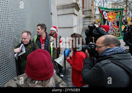 Londres, Royaume-Uni. 21 décembre 2024. La direction du Victoria and Albert Museum refuse l'entrée aux membres du syndicat United Voices of the World (UVW) lors d'une grève des agents de sécurité du Science Museum, du Natural History Museum et du Victoria and Albert Museum. Les membres de l'UVW, externalisés aux musées par l'intermédiaire de l'entrepreneur Wilson James, prennent des mesures syndicales sur les salaires et les conditions. Crédit : Mark Kerrison/Alamy Live News Banque D'Images