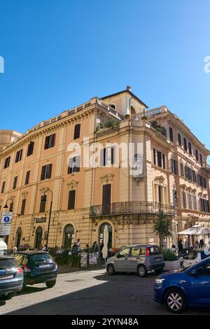 Civitavecchia. Italia - 22 décembre 2024 : L'historique Hôtel de la ville à Civitavecchia, Italie, présente une architecture élégante, une vue sur la rue urbaine, Banque D'Images