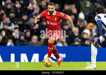 Londres, Royaume-Uni. 22 décembre 2024. Mohamed Salah de Liverpool en action. Premier League match, Tottenham Hotspur contre Liverpool au Tottenham Hotspur Stadium à Londres le dimanche 22 décembre 2024. Cette image ne peut être utilisée qu'à des fins éditoriales. Usage éditorial exclusif photo par Lewis Mitchell/Andrew Orchard photographie sportive/Alamy Live News crédit : Andrew Orchard photographie sportive/Alamy Live News Banque D'Images