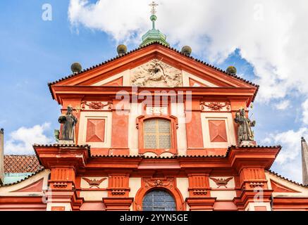 Façade rouge de la basilique George (Bazilika sv. Jiří), la plus ancienne église du château de Prague, construite dans le style roman, Prague, Italie Banque D'Images