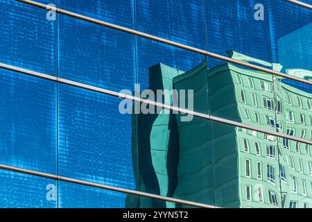 Bâtiment de condo reflété dans les fenêtres d'autres bâtiments à Seattle, État de Washington, États-Unis [pas de communiqué ; licence éditoriale seulement] Banque D'Images