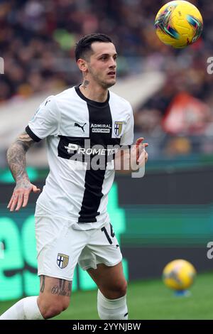 Rome, Italie. 22 décembre 2024. Emanuele Valeri de Parme vu en action lors du championnat italien de football Serie A Enilive 2024-2025 match COMME Roma vs Parma Calcio au Stadio Olimpico. Score final ; AS Roma 5:0 Parma Calcio crédit : SOPA images Limited/Alamy Live News Banque D'Images