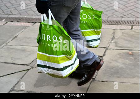 Cambridge, Angleterre, 22-décembre-2024, sac de shopping Branded Waitrose transporté dans la rue de la ville Banque D'Images