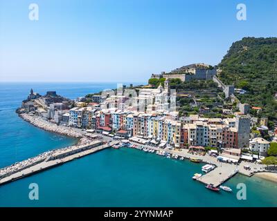 Une vue aérienne à couper le souffle de Porto Venere, Ligurie, Italie, mettant en valeur des bâtiments colorés, des monuments historiques, littoral pittoresque et dynamique Mediterra Banque D'Images