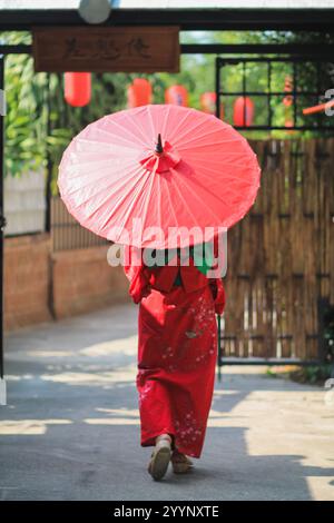 Femme japonaise portant un kimono marchant le long du chemin seul à sa destination prévue femme apanaise portant un kimono marchant le long du chemin est le concept de Banque D'Images