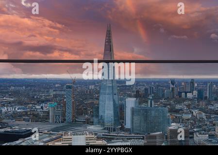 Paysage urbain de Londres au coucher du soleil avec le Shard et l'arc-en-ciel Banque D'Images