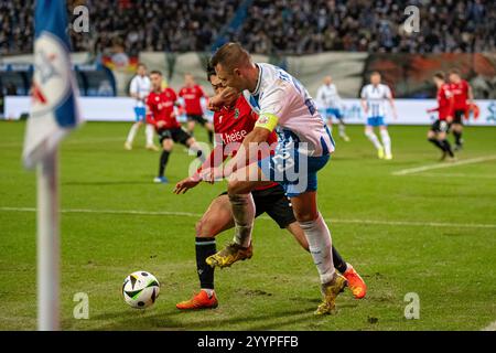 Rostock, Deutschland 22. Dezember 2024 : 3. Liga - 2024/2025 - FC Hansa Rostock v. Hannover 96 II Im Bild : v. Li. im Zweikampf Hayate Matsuda (Hannover 96 II) und Franz Pfanne (Hansa Rostock) /// la réglementation DFB interdit toute utilisation de photographies comme séquences d'images et/ou quasi-vidéo. /// Banque D'Images