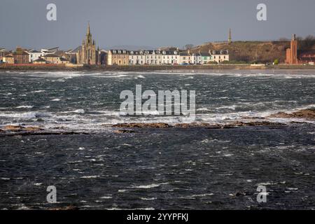 Ardrossan (/ɑːrˈdrɒsən/ ; du gaélique écossais Àird Rosain 'pointe du petit promontoire est une ville sur la côte du nord de l'Ayrshire dans le sud-ouest de l'Écosse. La ville a une population de 10 670 habitants et fait partie d'une conurbation avec Saltcoats et Stevenston connue sous le nom de «trois villes». Ardrossan est situé sur la rive est du Firth of Clyde. Banque D'Images