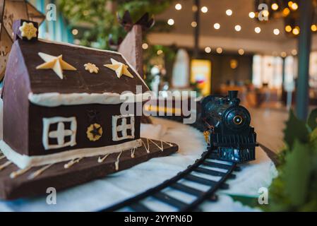 Maison en pain d'épice avec train en affichage festif de vacances à Londres Banque D'Images