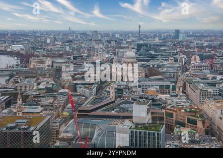 Une vue panoramique de Londres avec la cathédrale Paul au centre, la Tamise sur la gauche, et la Tour BT au loin sous un ciel nuageux. Banque D'Images