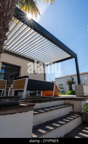 photo réaliste design moderne pergola bioclimatique avec lattes en aluminium qui se trouve près d'une maison moderne avec piscine , avec salle à manger , riche en Banque D'Images