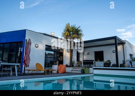 photo réaliste design moderne pergola bioclimatique avec lattes en aluminium qui se trouve près d'une maison moderne avec piscine , avec salle à manger , riche en Banque D'Images