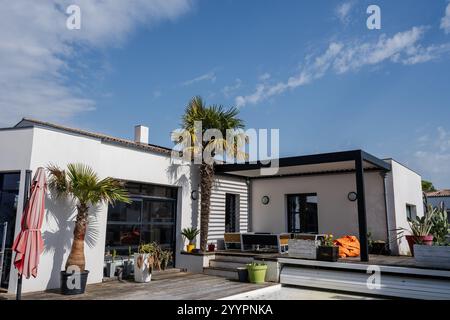 photo réaliste design moderne pergola bioclimatique avec lattes en aluminium qui se trouve près d'une maison moderne avec piscine , avec salle à manger , riche en Banque D'Images