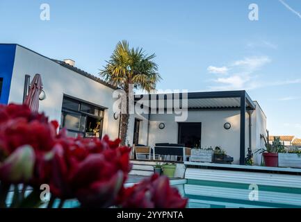photo réaliste design moderne pergola bioclimatique avec lattes en aluminium qui se trouve près d'une maison moderne avec piscine , avec salle à manger , riche en Banque D'Images