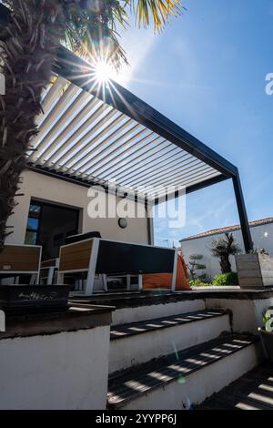 photo réaliste design moderne pergola bioclimatique avec lattes en aluminium qui se trouve près d'une maison moderne avec piscine , avec salle à manger , riche en Banque D'Images