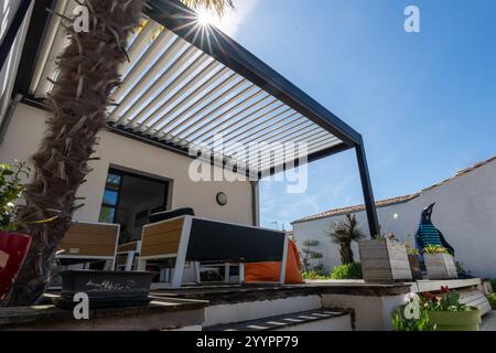 photo réaliste design moderne pergola bioclimatique avec lattes en aluminium qui se trouve près d'une maison moderne avec piscine , avec salle à manger , riche en Banque D'Images