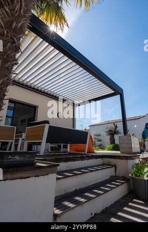 photo réaliste design moderne pergola bioclimatique avec lattes en aluminium qui se trouve près d'une maison moderne avec piscine , avec salle à manger , riche en Banque D'Images