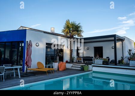 photo réaliste design moderne pergola bioclimatique avec lattes en aluminium qui se trouve près d'une maison moderne avec piscine , avec salle à manger , riche en Banque D'Images