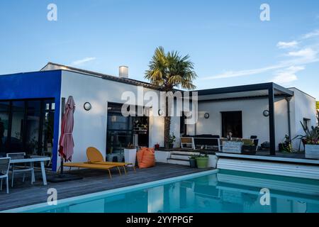 photo réaliste design moderne pergola bioclimatique avec lattes en aluminium qui se trouve près d'une maison moderne avec piscine , avec salle à manger , riche en Banque D'Images