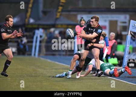 Theo Dan des Saracens libère le ballon alors qu'il est attaqué par Tom Pearson des Northampton Saints lors du Gallagher Premiership Rugby match entre les Saracens et les Northampton Saints au StoneX Stadium de Londres, en Angleterre, le 22 décembre 2024. Photo de Phil Hutchinson. Utilisation éditoriale uniquement, licence requise pour une utilisation commerciale. Aucune utilisation dans les Paris, les jeux ou les publications d'un club/ligue/joueur. Crédit : UK Sports pics Ltd/Alamy Live News Banque D'Images