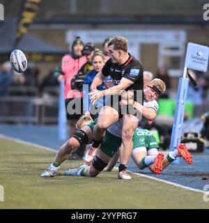 Theo Dan des Saracens libère le ballon alors qu'il est attaqué par Tom Pearson des Northampton Saints lors du Gallagher Premiership Rugby match entre les Saracens et les Northampton Saints au StoneX Stadium de Londres, en Angleterre, le 22 décembre 2024. Photo de Phil Hutchinson. Utilisation éditoriale uniquement, licence requise pour une utilisation commerciale. Aucune utilisation dans les Paris, les jeux ou les publications d'un club/ligue/joueur. Crédit : UK Sports pics Ltd/Alamy Live News Banque D'Images