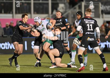Curtis Langdon de Northampton Saints est affronté par Theo Dan de Saracens lors du Gallagher Premiership Rugby match entre Saracens et Northampton Saints au StoneX Stadium, Londres, Angleterre, le 22 décembre 2024. Photo de Phil Hutchinson. Utilisation éditoriale uniquement, licence requise pour une utilisation commerciale. Aucune utilisation dans les Paris, les jeux ou les publications d'un club/ligue/joueur. Crédit : UK Sports pics Ltd/Alamy Live News Banque D'Images