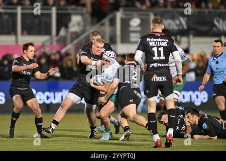 Curtis Langdon de Northampton Saints est affronté par Theo Dan de Saracens lors du Gallagher Premiership Rugby match entre Saracens et Northampton Saints au StoneX Stadium, Londres, Angleterre, le 22 décembre 2024. Photo de Phil Hutchinson. Utilisation éditoriale uniquement, licence requise pour une utilisation commerciale. Aucune utilisation dans les Paris, les jeux ou les publications d'un club/ligue/joueur. Crédit : UK Sports pics Ltd/Alamy Live News Banque D'Images