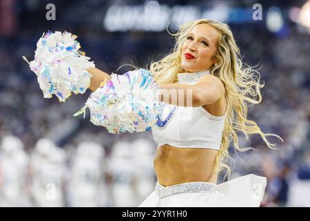 Indianapolis, Indiana, États-Unis. 22 décembre 2024. Indianapolis Colts Cheerleader se produit lors d'un match de la NFL contre les Titans du Tennessee au Lucas Oil Stadium à Indianapolis, Indiana. John Mersits/CSM/Alamy Live News Banque D'Images