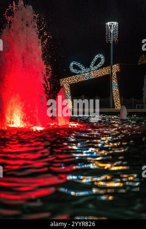 Phare et fontaine dans la région d'Alexandroupolis Evros Grèce, décoration de Noël et du nouvel an, couleurs et lumières vibrantes, destination touristique. Banque D'Images