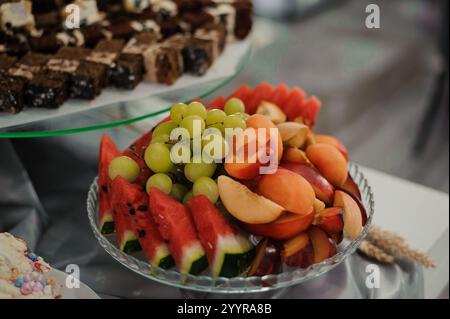 Affichage vibrant de fruits frais mélangés dans un bol en verre. Banque D'Images