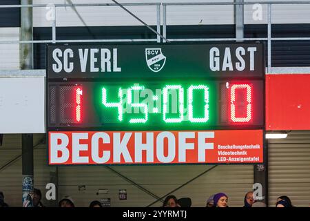 Verl, Deutschland. 22 décembre 2024. Halbzeitstand : 1:0 GER, SC Verl v. VfL Osnabrueck, Fussball, 3. Liga, 19 ans. Spieltag, Spielzeit 2024/2025, 22.12.2024 le Règlement DFL interdit toute utilisation de photographes comme séquences d'images et/ou quasi-vidéo. Foto : Eibner-Pressefoto/Jan Rollinger crédit : dpa/Alamy Live News Banque D'Images