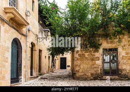 Une ruelle pittoresque avec un grenade dans le centre historique de la province d'Otrante de Lecce, région du Salento, région des Pouilles, Italie Banque D'Images