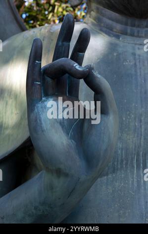 Un détail de main de statue de Bouddha en bronze montrant des doigts se touchant au temple Kurodani à Kyoto, alias, temple Konkai Komyoji, Japon. Banque D'Images