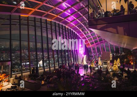 Scène festive à l'intérieur de Sky Garden au 20 Fenchurch Street, Londres Banque D'Images