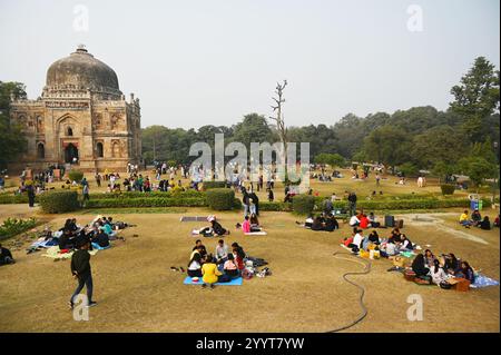 New Delhi, Inde. 22 décembre 2024. NEW DELHI, INDE - 22 DÉCEMBRE : ambiance pique-nique au Lodhi Garden alors que le soleil brille dans l'après-midi du 22 décembre 2024 à New Delhi, Inde. (Photo de Vipin Kumar/Hindustan Times/Sipa USA) crédit : Sipa USA/Alamy Live News Banque D'Images