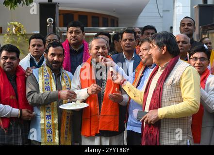 Noida, Inde. 22 décembre 2024. NOIDA, INDE - 22 DÉCEMBRE : des gens nourrissent des bonbons au chef du BJP Nawab Singh Nagar après que la Cour suprême a confirmé la décision antérieure de la haute Cour d'Allahabad de faire passer le survol du MDN sans frais le 22 décembre 2024 à Noida, en Inde. (Photo de Sunil Ghosh/Hindustan Times/Sipa USA) crédit : Sipa USA/Alamy Live News Banque D'Images